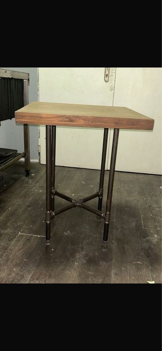 Mesa de madera rústica con base metálica