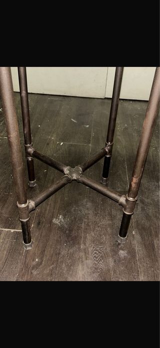 Mesa de madera rústica con base metálica