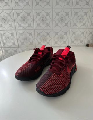 Nike Metcon 8 Rojo/Burdeos