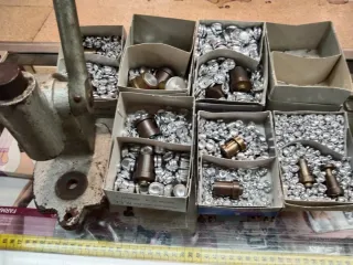 Máquina antigua para forrar botones