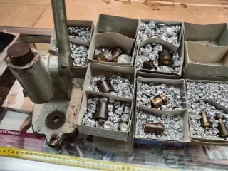 Máquina antigua para forrar botones