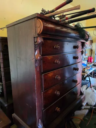 Mueble de madera antiguo tallado