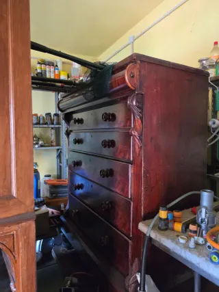 Mueble de madera antiguo tallado