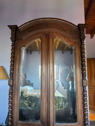 Mueble de madera antiguo tallado