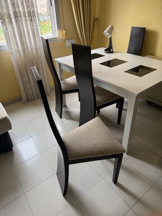 Mesa y set de 4 sillas a juego