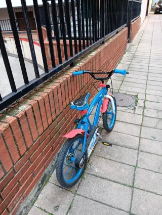 Bicicleta infantil azul y roja 16 pulgadas
