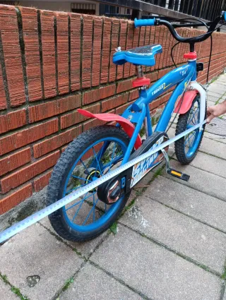 Bicicleta infantil azul y roja 16 pulgadas