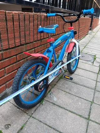 Bicicleta infantil azul y roja 16 pulgadas