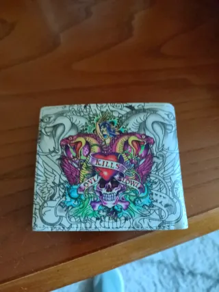 Cartera con diseño Ed Hardy