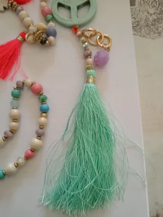 Collana lunga con perline colorate e nappine