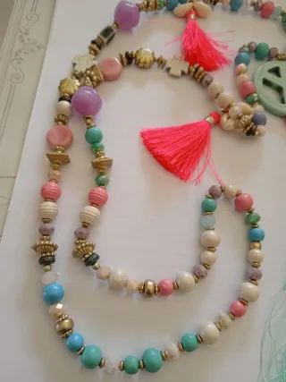 Collana lunga con perline colorate e nappine