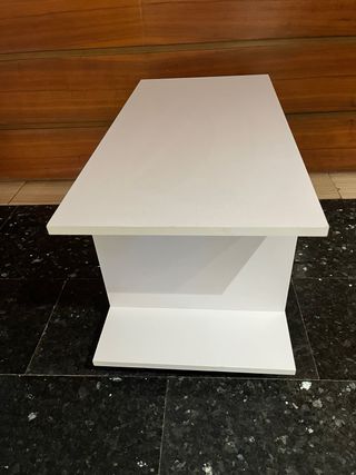 Mesa auxiliar blanca con ruedas