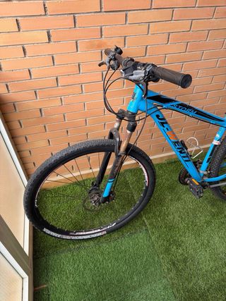 Bicicleta de montaña azul