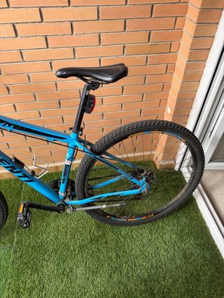 Bicicleta de montaña azul