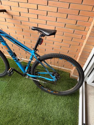 Bicicleta de montaña azul