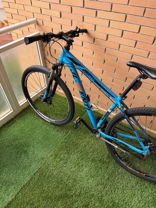 Bicicleta de montaña azul