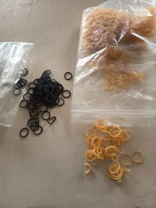 Accessori per cani: elastici e fermagli