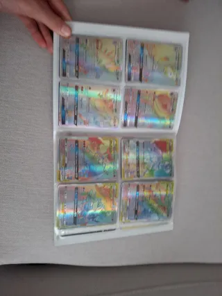Álbum Pokémon con muchos cromos
