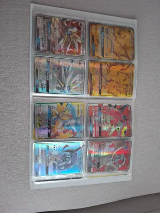 Álbum Pokémon con muchos cromos