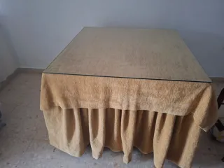Mesa de cristal con falda beige