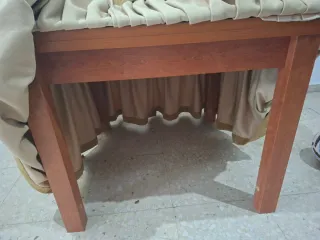 Mesa de cristal con falda beige