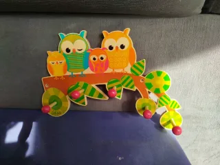 Perchero infantil de madera, de búhos y castillo