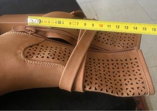 Stivaletti estivi beige caldo con tacco