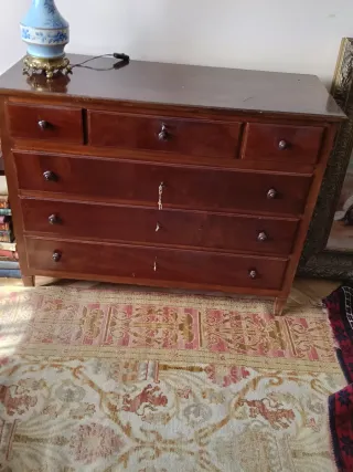 Cómoda antigua caoba, con llaves