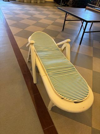 2 Tumbonas de plástico blancas