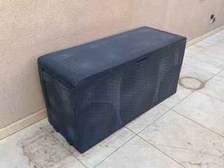 Baúl exterior de plástico negro/gris