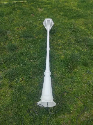 Farola de jardín blanca