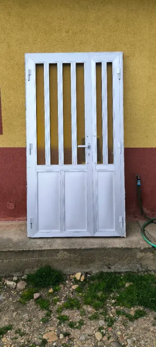 Puerta doble de entrada con cristales