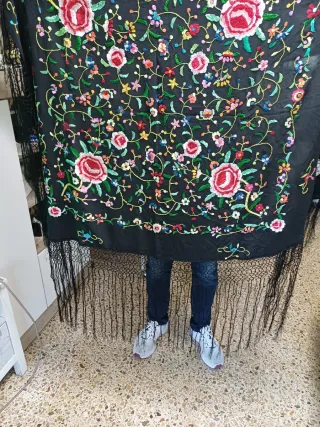 Mantón de Manila bordado negro
