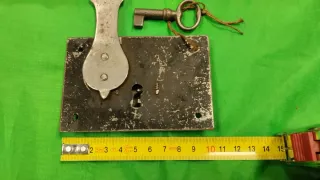 Cerradura antigua tipo arcón con llaves