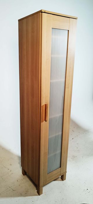 Pareja de armarios de madera y cristal