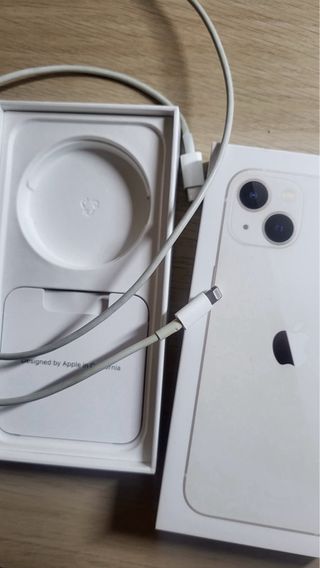 iPhone 13 Blanco con Funda de Blue Banana y Cable