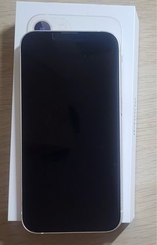 iPhone 13 Blanco con Funda de Blue Banana y Cable