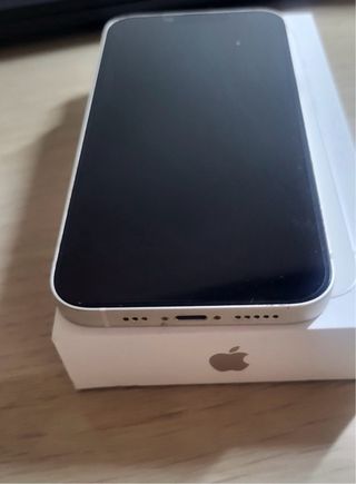 iPhone 13 Blanco con Funda de Blue Banana y Cable