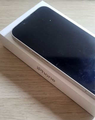 iPhone 13 Blanco con Funda de Blue Banana y Cable