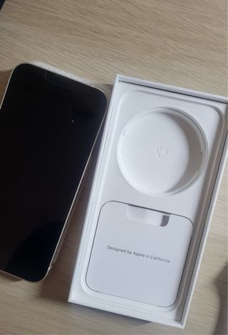 iPhone 13 Blanco con Funda de Blue Banana y Cable