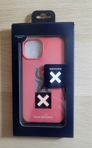 iPhone 13 Blanco con Funda de Blue Banana y Cable