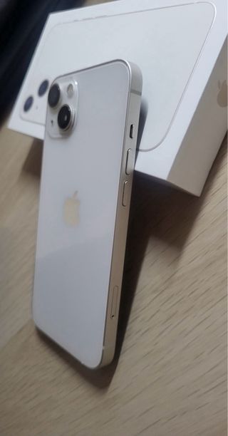 iPhone 13 Blanco con Funda de Blue Banana y Cable