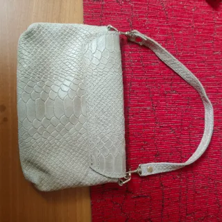 Pochette in pelle con ape dorata