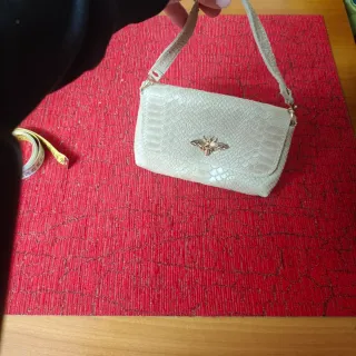 Pochette in pelle con ape dorata