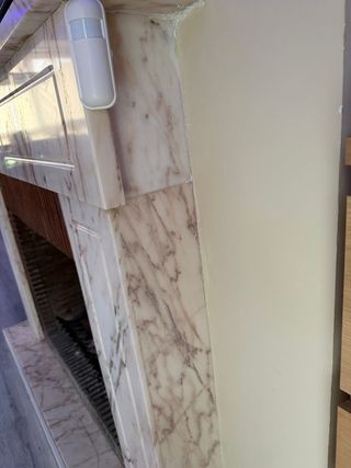 Chimenea de mármol marron y blanco