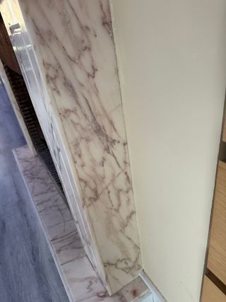 Chimenea de mármol marron y blanco