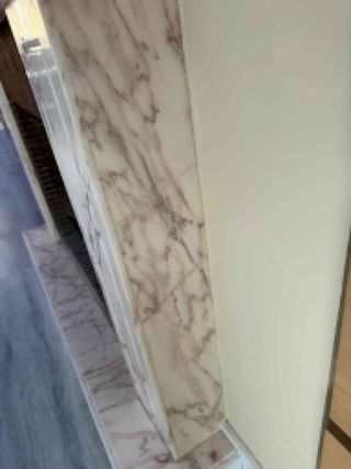 Chimenea de mármol marron y blanco