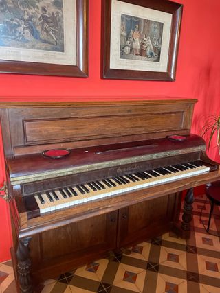 Piano antiguo de madera