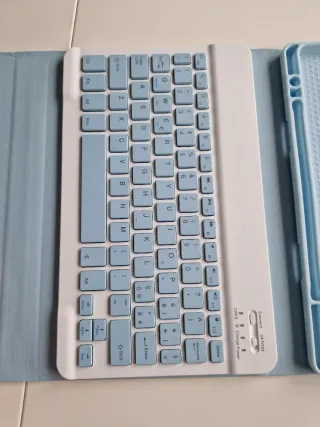 Funda tablet con teclado azul