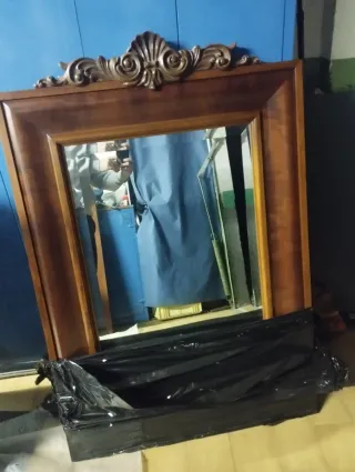 Cómoda de madera con mármol y espejo